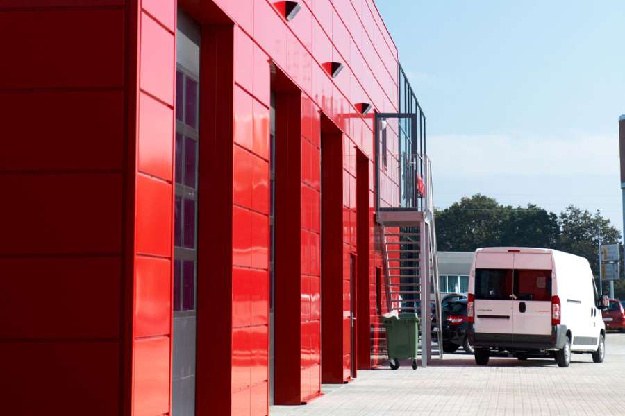 Eine Fassadenlösung, die den Traditionen der Automobilbranche entspricht, Vævervej 16, 8800 Viborg